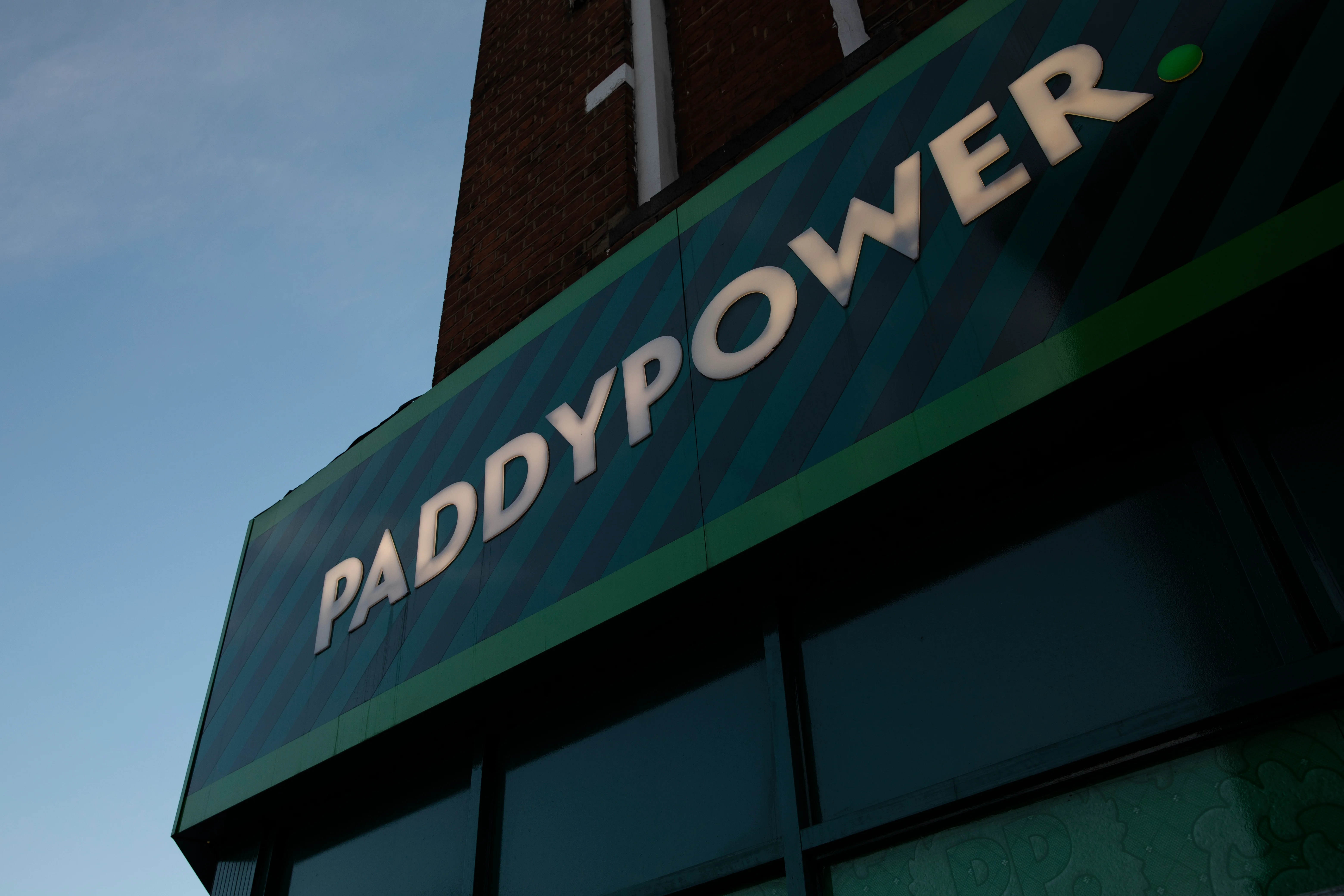 Владелец Paddy Power уволит до полутора тысяч сотрудников из-за роста налогов на гемблинг